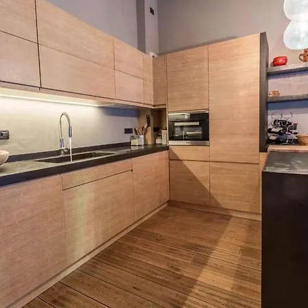 Elegant 3 Bedroom Apartment, דירה